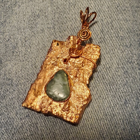 Copper Tree Bark with Jade Gemstone & chain - Picture 1 of 4